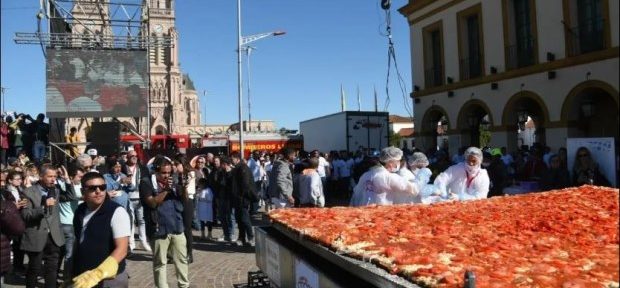 En el Día de la milanesa, cocinaron la más grande del mundo: fue de 4 metros por 3 y más de 900 kilos de peso