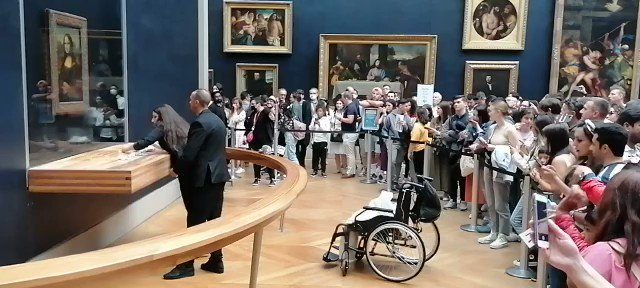 Mirá el video del ataque a “La Gioconda” con una torta