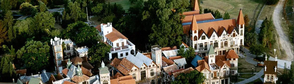 Campanópolis: un paraíso medieval para visitar con casas de cuento, 10.000 árboles y lago, en pleno conurbano bonaerense