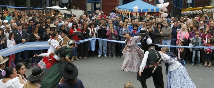 La Ciudad de Buenos Aires celebra el Día de la Bandera con una Feria Patria en Avenida de Mayo