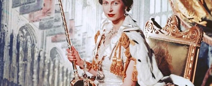 Con ropa pesada y en una vieja carroza de oro: la coronación de Isabel II, la ceremonia que ella recuerda como “algo horrible”