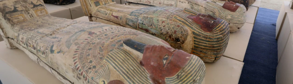 Hallaron un escondite de hace 2700 años con momias y estatuas de bronce