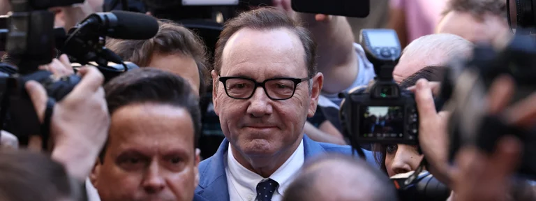 Kevin Spacey quedó en libertad bajo fianza tras comparecer ante un tribunal de Londres