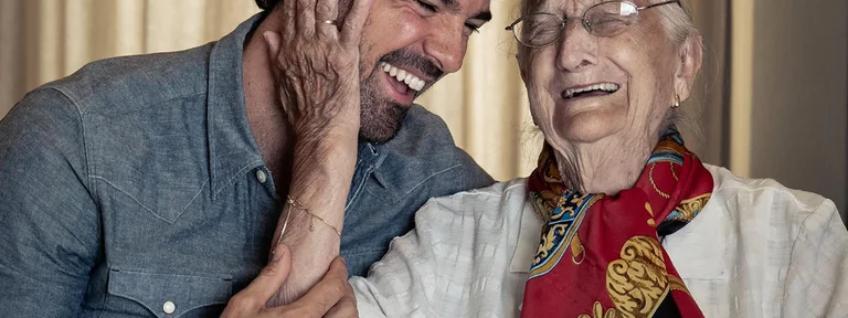 “Me atormenta pensar que se va a morir”: 100 días con la Tata, el conmovedor documental sobre una abuela y su nieto