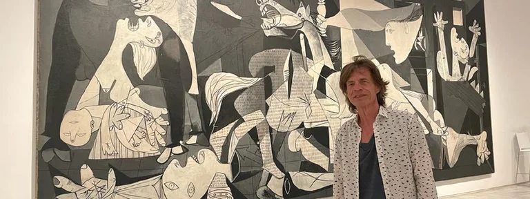 Qué dijo el Reina Sofía tras la polémica foto de Mick Jagger con el Guernica