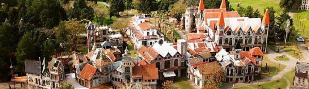 Campanópolis: un paraíso medieval para visitar con casas de cuento, 10.000 árboles y lago, en pleno conurbano bonaerense