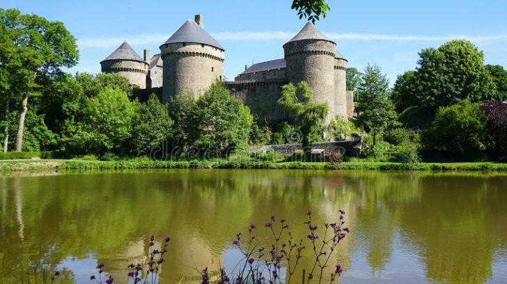 châteaux-de-los-les-lassay-francia-es-uno-pocos-castillos-franceses-preservados-intacto-en-su-arquitectura-original-fue-149419486