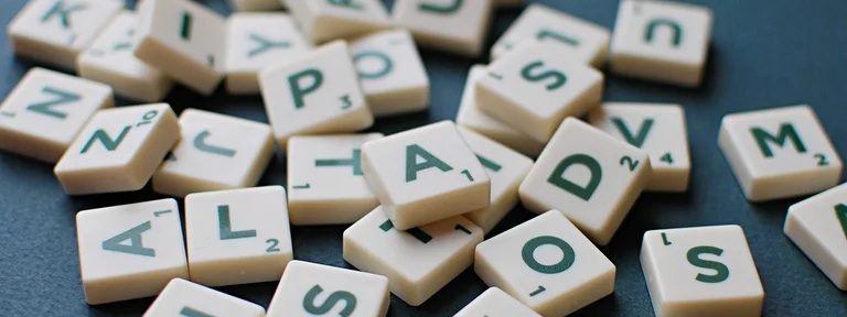 El Scrabble en crisis: prohibieron 400 palabras por considerarla ofensivas y estalló la polémica