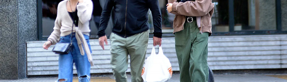 Matt Damon en la Argentina: merienda en un tradicional café porteño y paseo a pura sonrisa por las calles de Palermo