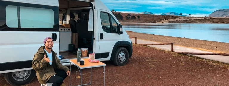 Armó un motorhome, recorre el país con sus tres perros y sólo visita pueblos con menos de mil habitantes