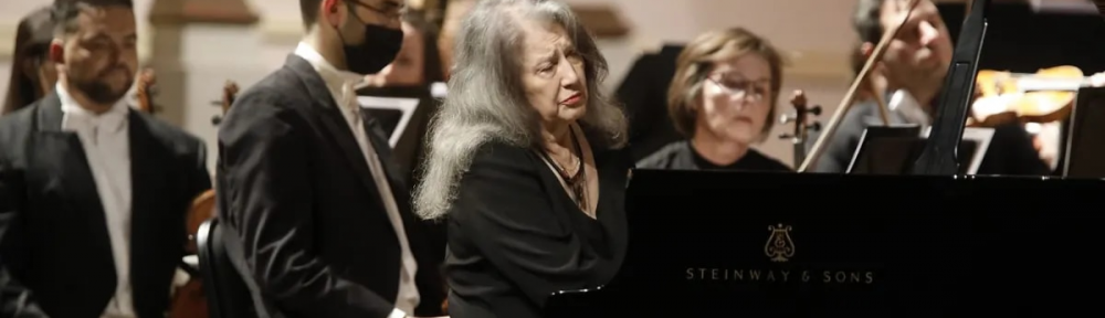 Martha Argerich: en un Colón repleto, la pianista brilló, emocionó y subió a su nieto a tocar un bis