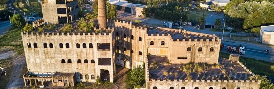 Se vende el Castillo de Cañuelas, la imponente construcción que fue planta industrial, bailanta y tenedor libre y está abandonada hace décadas