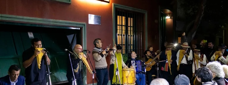 Una escultura iluminada de Jaime Torres lo recuerda en el barrio de San Telmo