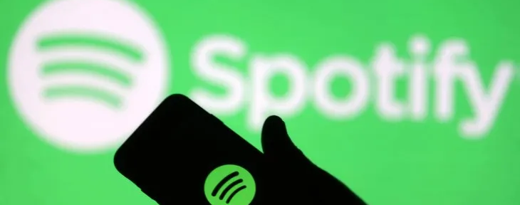 Spotify: según un informe, los jóvenes escuchan podcast y música retro para aliviar el estrés