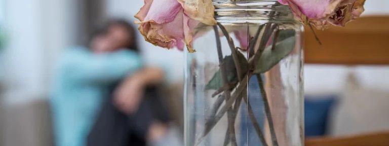 La soledad nos hace envejecer más rápido que fumar, según un estudio