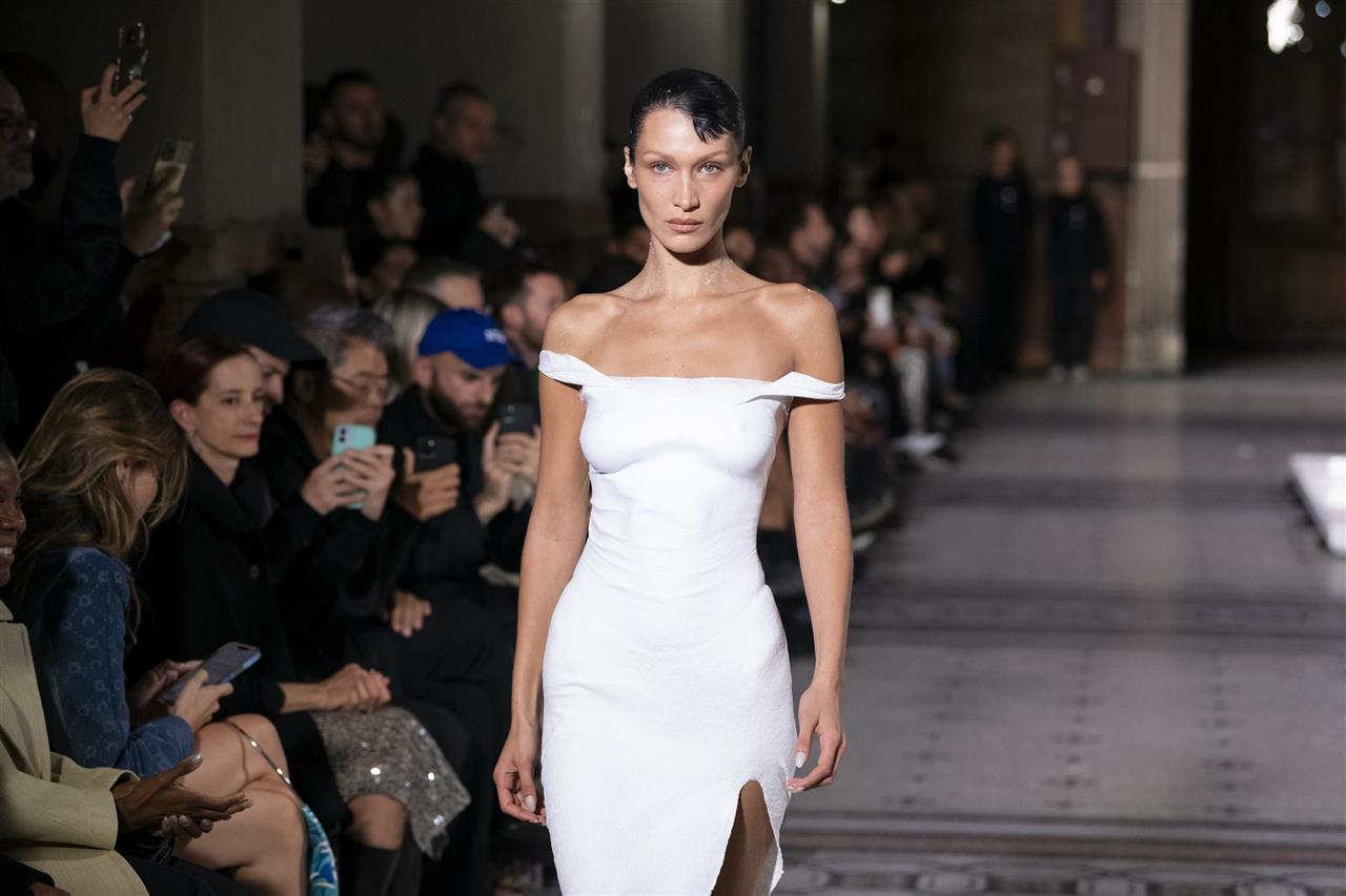 Mirá el video: Bella Hadid cautiva internet con un vestido en aerosol  durante la Semana de la Moda de París | Diario de Cultura