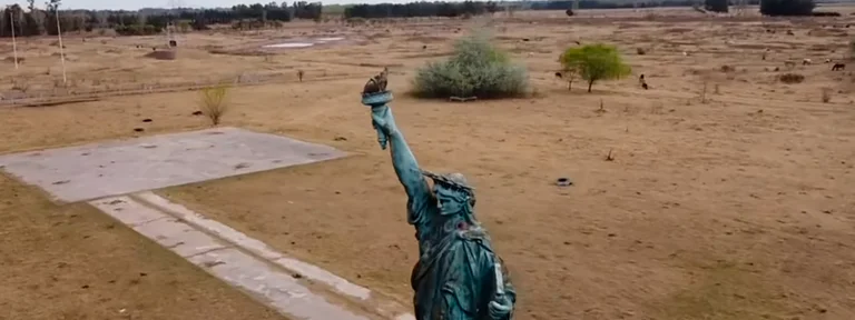El misterio de la Estatua de la Libertad escondida en un campo del conurbano bonaerense