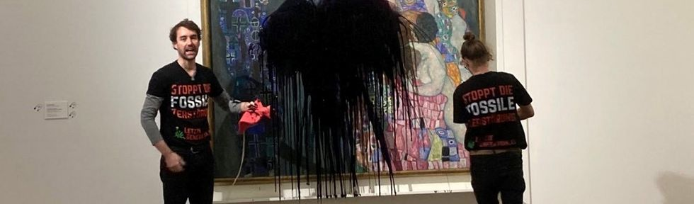 Activistas ecologistas rociaron con líquido negro un cuadro de Klimt en Viena