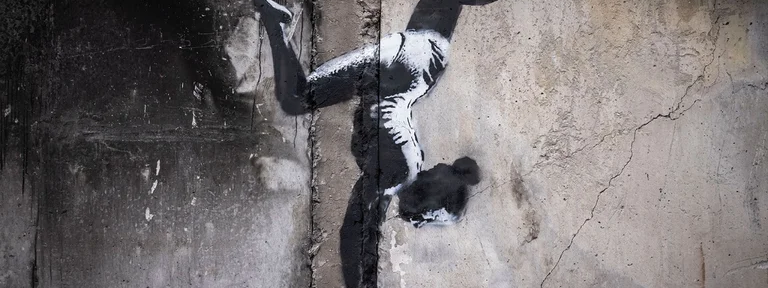 El enigmático artista callejero Banksy plasmó uno de sus grafitis sobre un edificio en ruinas de Ucrania