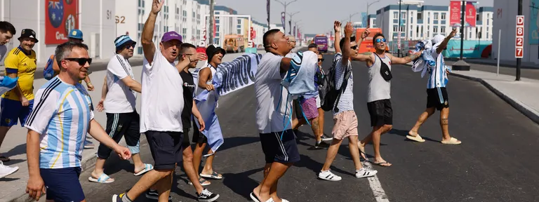 Selección argentina en Qatar 2022: “la cárcel”, el barrio que se vistió de celeste y blanco para estar cerca de Lionel Messi