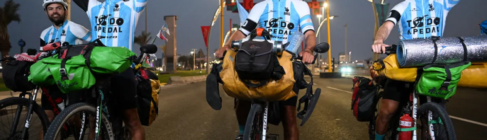 Todo a pedal: los cordobeses que hicieron 10.000 km en bicicleta llegaron a Qatar y predicaron su lema