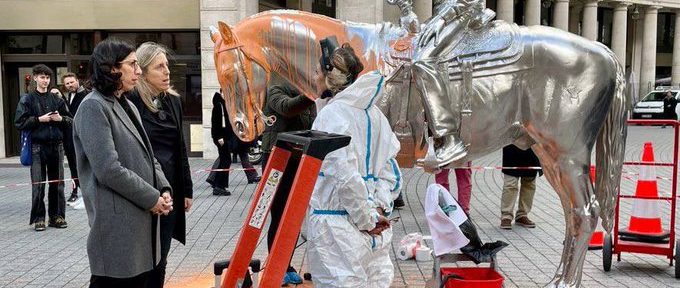 Ecologistas rociaron con pintura una escultura de Charles Ray en París