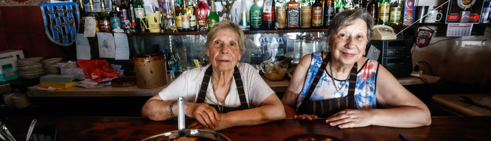 Escondido en un pasaje, desde 1983 un bodegón atendido por dos abuelas que hicieron virales sus platos en las redes sociales