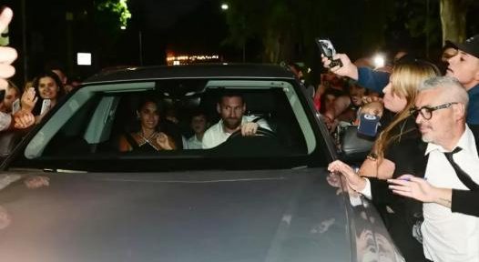 Lionel Messi despidió su gran año con una fiesta en Rosario: la invitación con un detalle especial, la locura en la puerta y el grito a Mascherano que lo sorprendió