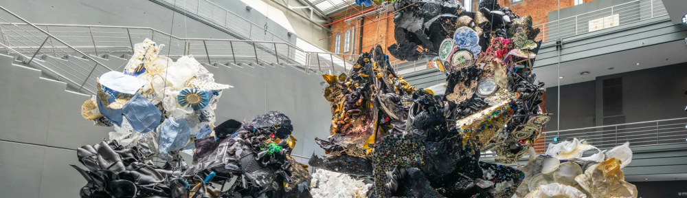 “Una piel hecha por todos”: qué es Humana, la obra colectiva que surgió de la basura