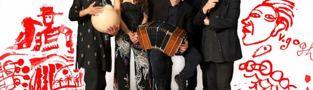 ﻿Es argentino, se exilió en París en el ´76 y presentó en Francia el sexto álbum de su orquesta, Tierra del Fuego