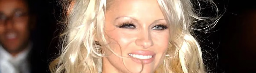 A sus 55 años, Pamela Anderson mostró su rostro al natural antes de lanzar su documental