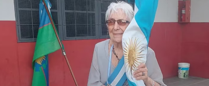 La historia de la abuela que cumplió su sueño: terminó el secundario y fue abanderada a los 82 años