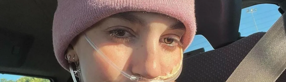 Murió Elena Huelva, la influencer de 20 años que mostró su tratamiento contra el cáncer en las redes sociales