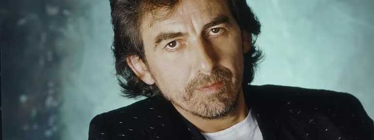 George Harrison hubiera cumplido 80 años: el Beatle que fue pobre, componía con miedo y pronosticó el fin de la banda