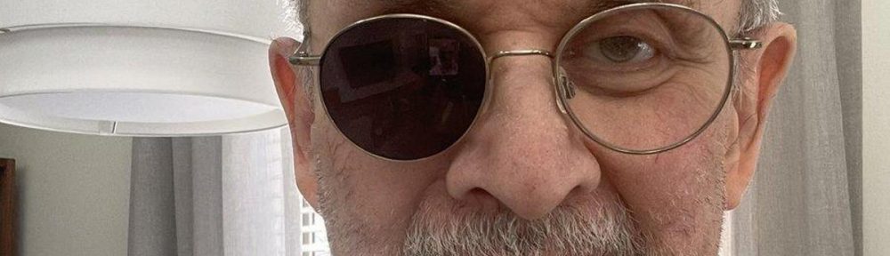 Salman Rushdie reaparece en público, seis meses después de un violento atentado