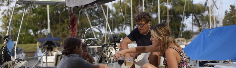 Barcos que se transforman en casas. Vivir a bordo, sin soltar amarras: “Buscábamos un cambio radical”