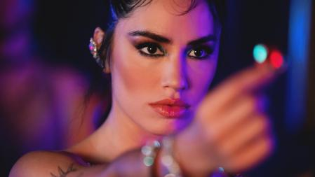 Lali estrenó «Cómprame un Brishito» antes de su show en el estadio de Vélez Sarsfield