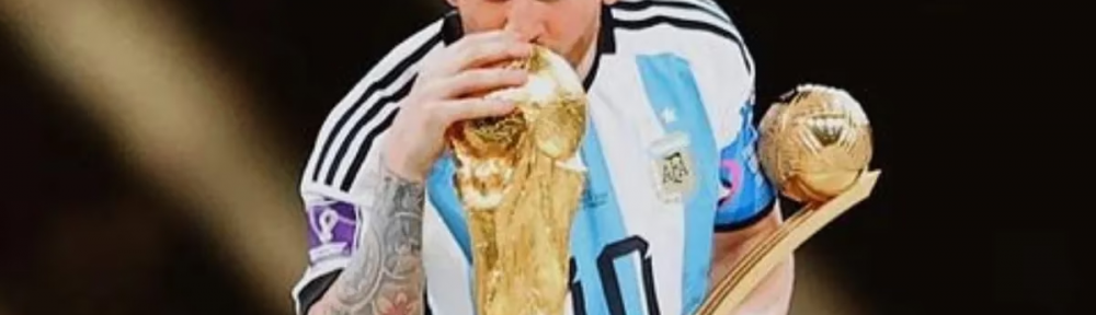 Lionel Messi publicó fotos inéditas con la Copa del Mundo en el avión y una presencia se robó toda la atención