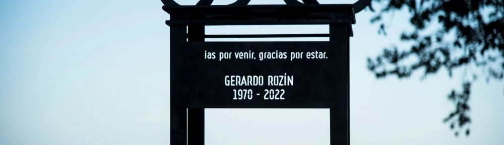 Homenaje a Gerardo Rozín: a un año de su fallecimiento, se inauguró en Rosario una instalación que lo recuerda frente al río Paraná