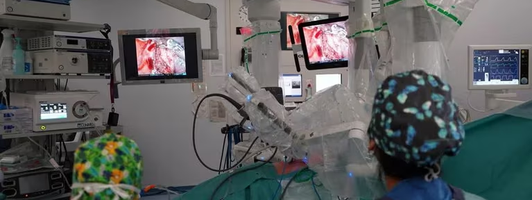 Un hospital español lleva a cabo un trasplante de pulmón pionero con un robot de cuatro brazos