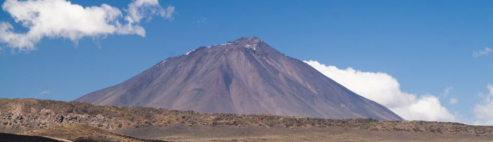 Escapadas: volcanes, campos con lava y planicies de colores en uno de los sitios menos conocidos del país