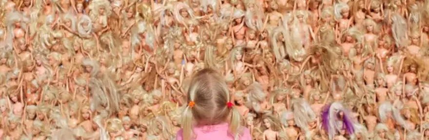 Barbie art: del retrato de Warhol a una «ola» con tres mil muñecas