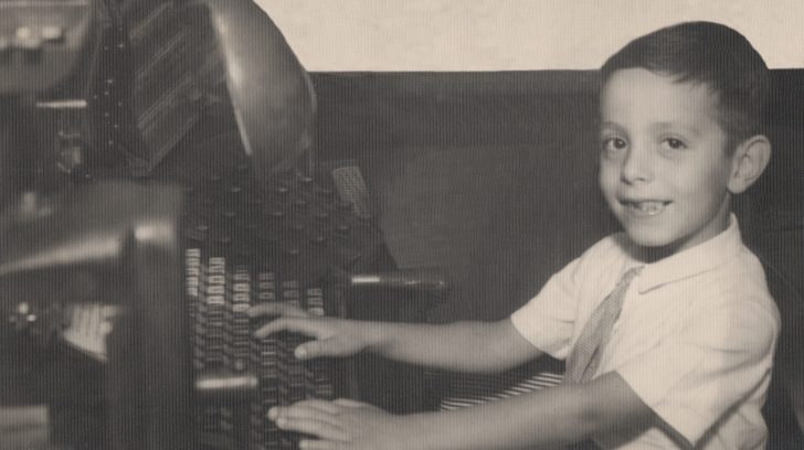 El escritor Kado Kostzer, a los seis años, en la redacción de La Gaceta de Tucumán. (1952)