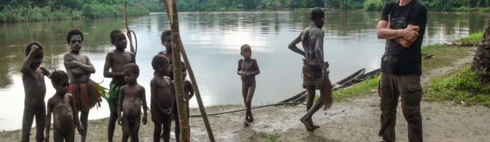 El argentino que recorre el mundo y su encuentro con caníbales: “El pájaro es amargo como la carne humana”