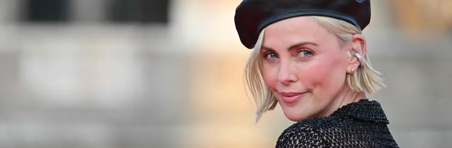 Charlize Theron afirma que extraña su cuerpo de los 25 años, pero ama su cara “envejecida”