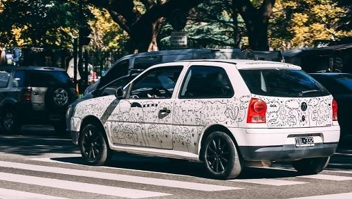 El artista Tomás Sarquis pintó un auto  para que sea una obra de Arte Ambulante