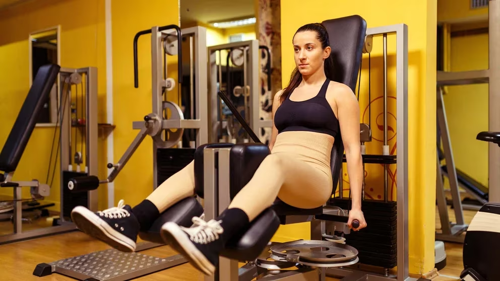 Cinco máquinas del gimnasio que no te puedes saltar cuando estás  ejercitando tus glúteos