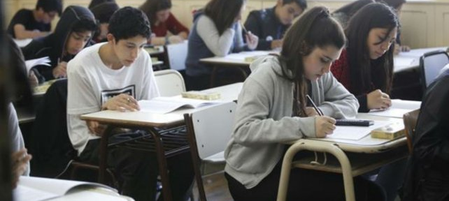 Educación: casi un 20% de los egresados termina la secundaria en escuelas para adultos