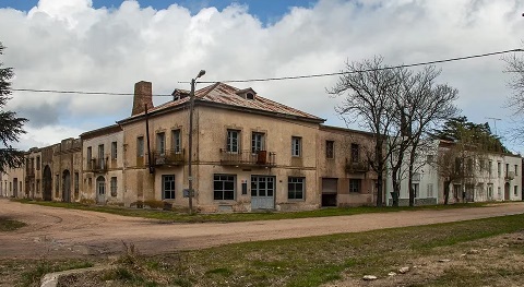 El pueblo que tiene un barrio obrero catalán, casas invertidas y sus 50 habitantes con la misma dirección