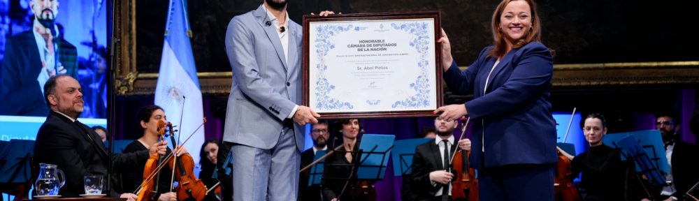 ﻿Cecilia Moreau entregó a Abel Pintos la mención de Honor Juan Bautista Alberdi en la Cámara de Diputados